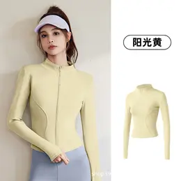 เสื้อออกกำลังกายฤดูร้อนรุ่นใหม่พร้อมปกคอตั้ง เสื้อโยคะสำหรับวิ่งและปั่นจักรยาน เสื้อโยคะกีฬาแบบยืดหยุ่นสำหรับผู้หญิง